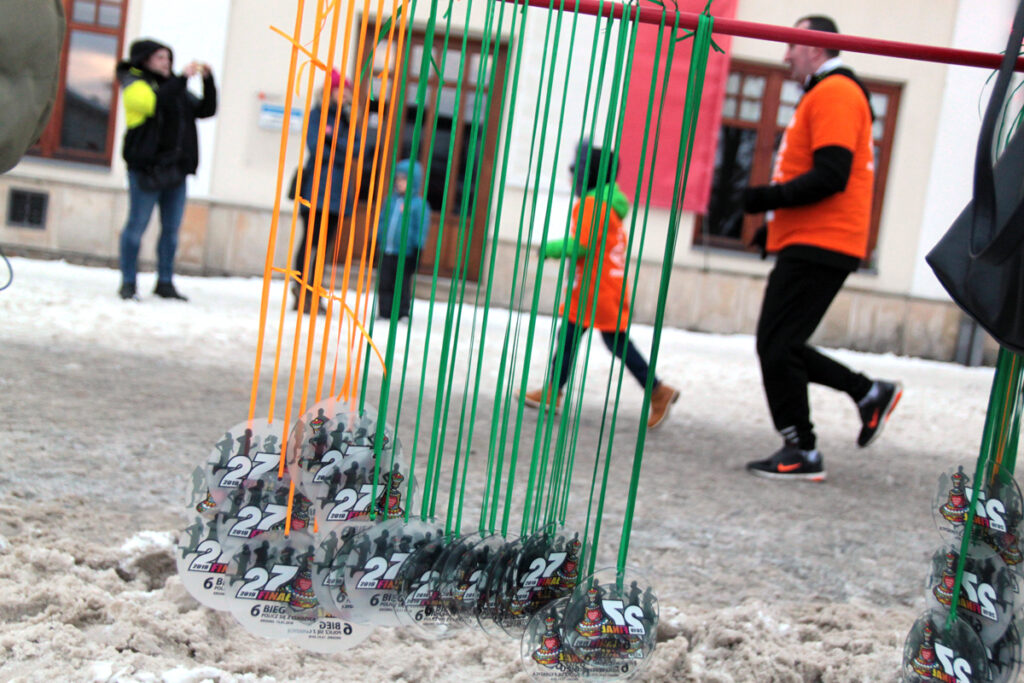 Szklane medale dla uczestników biegu "Policz się z cukrzycą" Wośp Krosno 2019