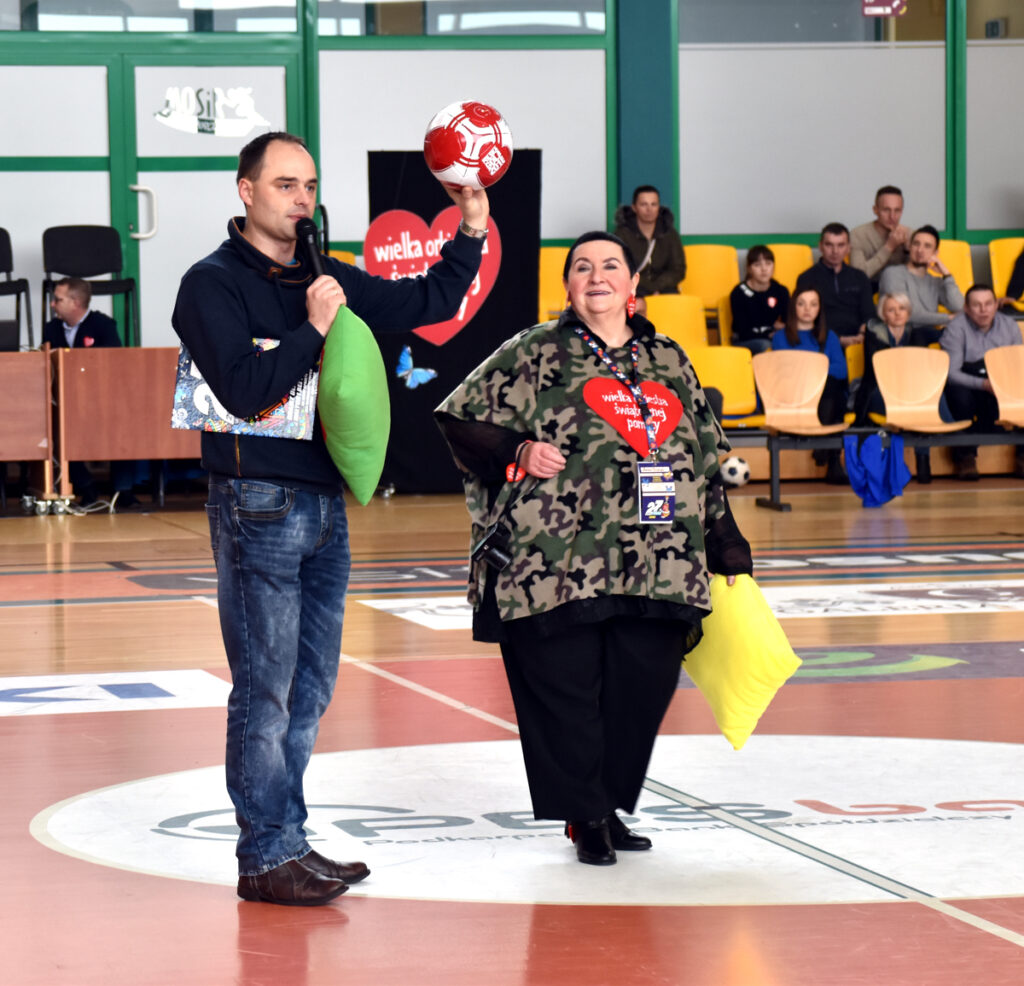 Licytacja piłki- hala sportowa MOSir - WOŚP Krosno 2019, na zdj. m.in. szefowa Sztabu Wośp Krosno radna Anna Dubiel