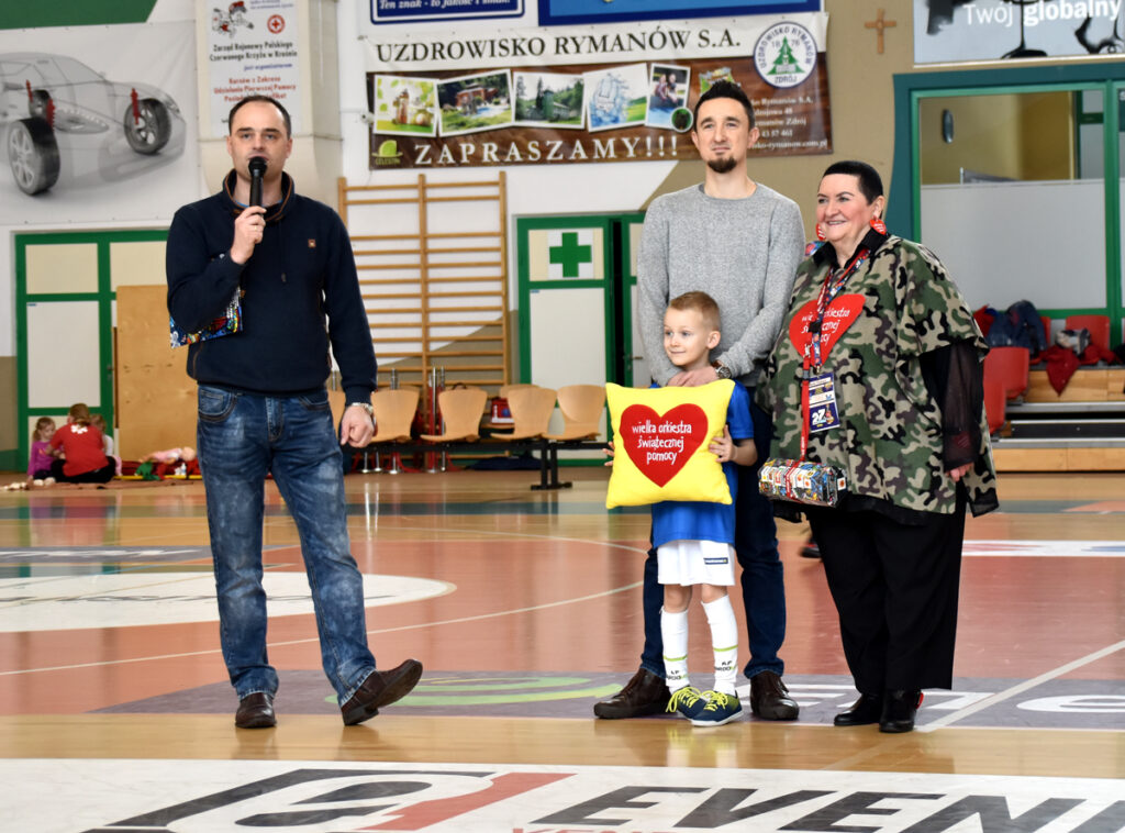 Licytacja WOŚP-owej poduszki - hala sportowa MOSir - WOŚP Krosno 2019, na zdj. m.in. szefowa Sztabu Wośp Krosno radna Anna Dubiel