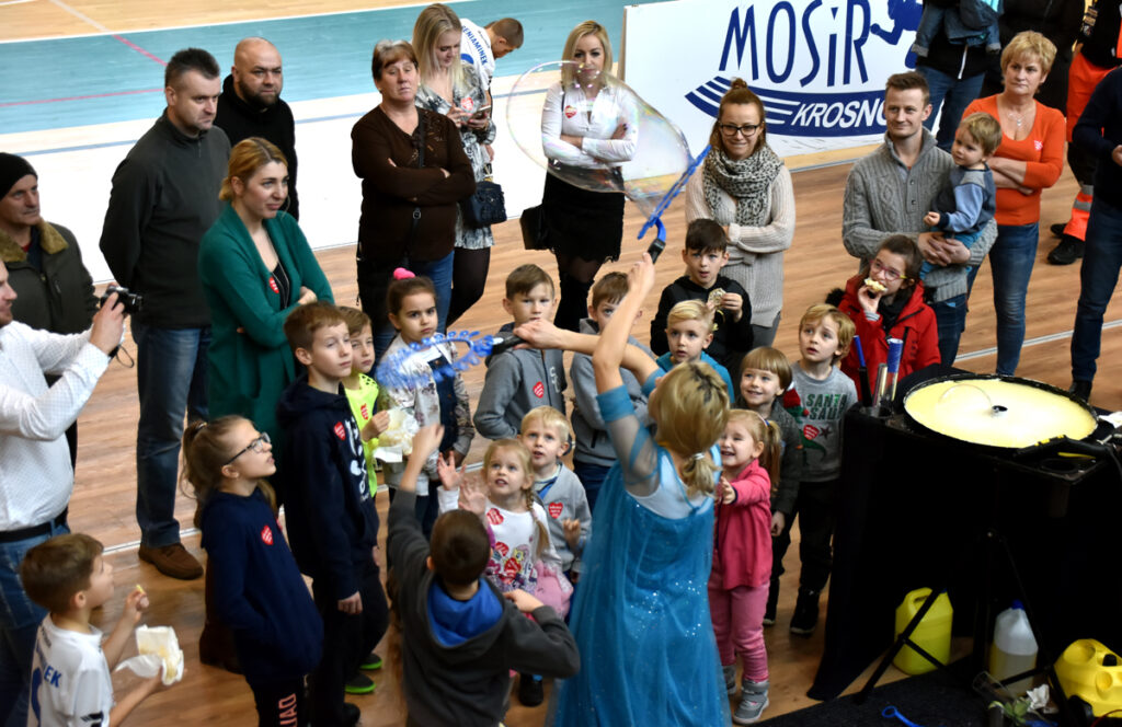 Pokaz iluzji bańkowej - hala MOSiR Krosno 27 finał WOŚP Krosno 2019