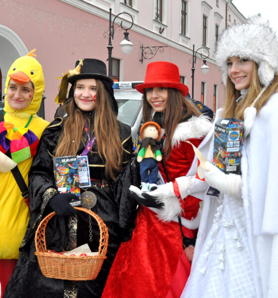 Wolontariuszki WOŚP w oryginalnych przebraniach na ul. Sienkiewicza w Krośnie - WOŚP Krosno 2019