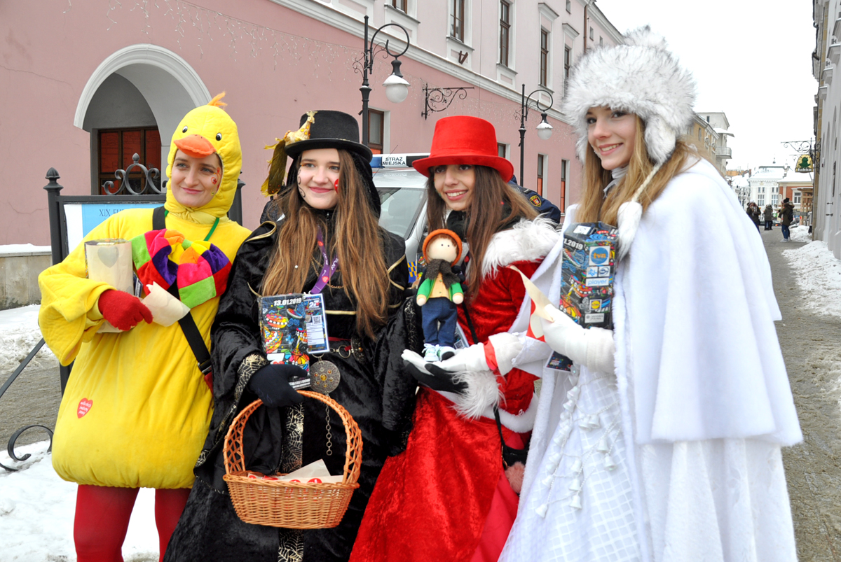 Wolontariuszki WOŚP w oryginalnych przebraniach na ul. Sienkiewicza w Krośnie - WOŚP Krosno 2019
