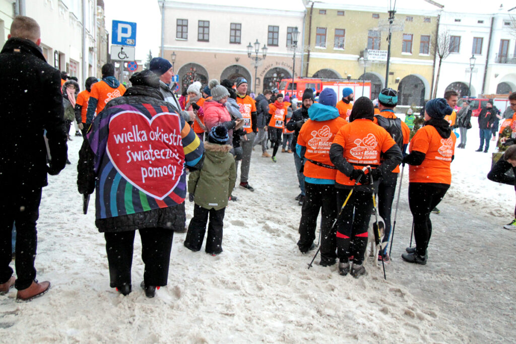 Przygotowania do biegu "Policz się z cukrzycą" na rynku w Krośnie - WOŚP Krosno 2019