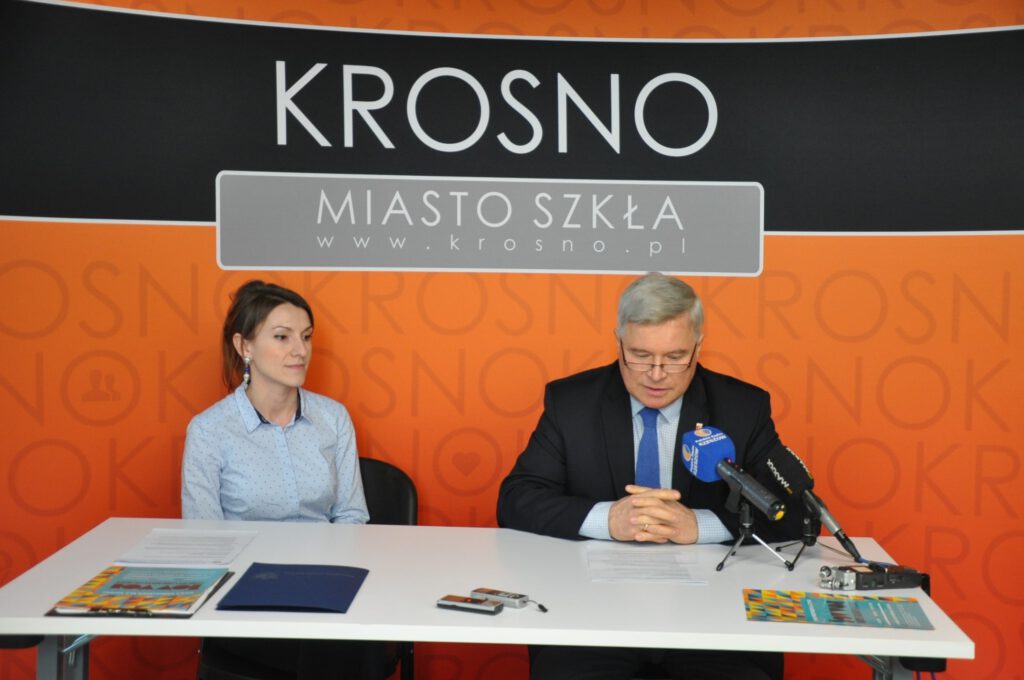 Dyrektor BWA Krosno Ewelina Jurasz i Prezydent Krosna Piotr Przytocki opowiadali o przyszłości BWA