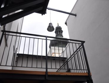 Widok na wieżę farną z patio nowej siedziby BWA Krosno przy Portiusa 4