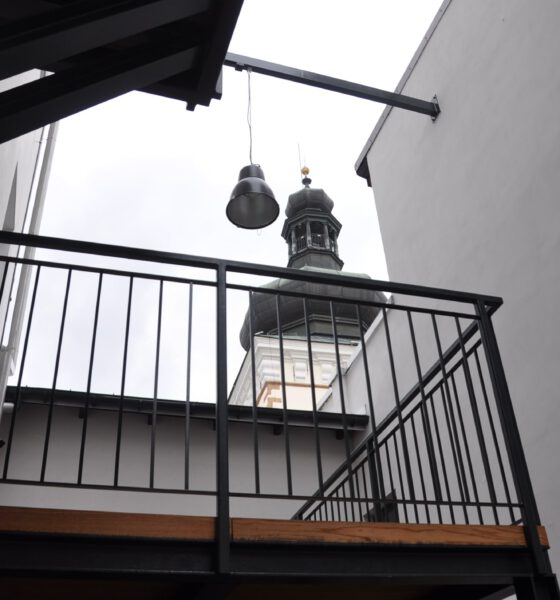Widok na wieżę farną z patio nowej siedziby BWA Krosno przy Portiusa 4