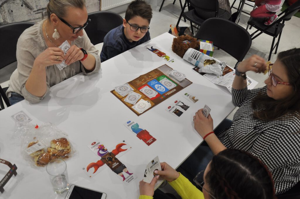 W czasie Tygodnia Otwarcia w BWA odbył się Games Room zorganizowany przez ekipę GraTY. Kontrastowe zestawienie sztuki nowoczesnej i gier planszowych.