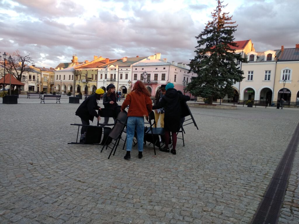 Na Dni Otwarte do Krosna przybył także zespół animatorek i performerek – Kolektyw Polka. W skład zespołu wchodzą: Alicja Brudło, Iwona Konecka, Izabella Gawęcka i Anna Sadowska W ramach swojej obecności dziewczyny prowadziły akcje happeningowe w przestrzeni publicznej, przez co symbolicznie włączyły mieszkańców Krosna w otwarcie BWA.