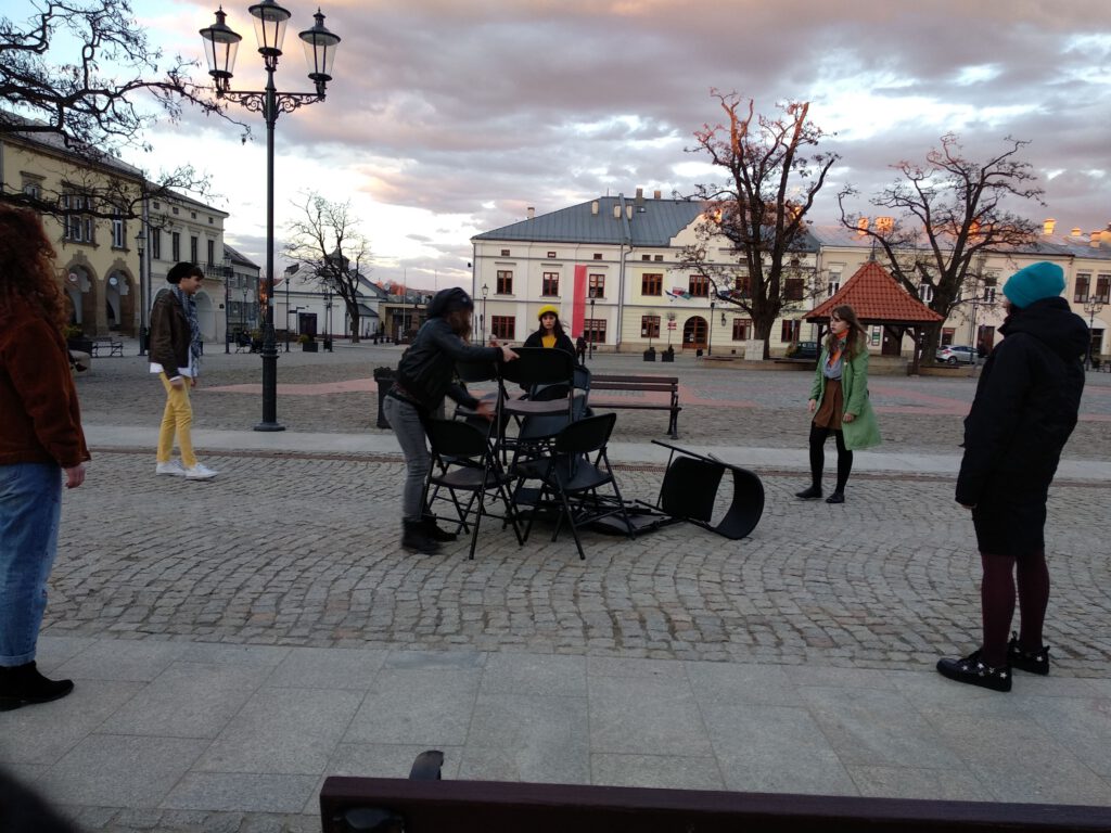 Na Dni Otwarte do Krosna przybył także zespół animatorek i performerek – Kolektyw Polka. W skład zespołu wchodzą: Alicja Brudło, Iwona Konecka, Izabella Gawęcka i Anna Sadowska W ramach swojej obecności dziewczyny prowadziły akcje happeningowe w przestrzeni publicznej, przez co symbolicznie włączyły mieszkańców Krosna w otwarcie BWA.