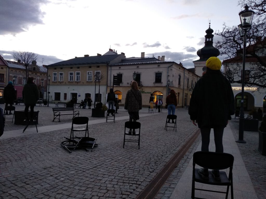 Na Dni Otwarte do Krosna przybył także zespół animatorek i performerek – Kolektyw Polka. W skład zespołu wchodzą: Alicja Brudło, Iwona Konecka, Izabella Gawęcka i Anna Sadowska W ramach swojej obecności dziewczyny prowadziły akcje happeningowe w przestrzeni publicznej, przez co symbolicznie włączyły mieszkańców Krosna w otwarcie BWA.