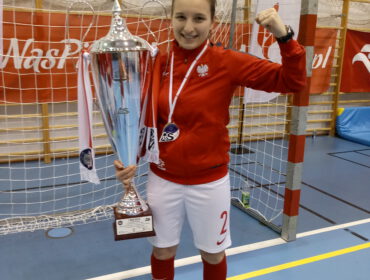Natalia Niemiec z drużynowym trofeum, po zwycięskim meczu reprezentacji Policji podczas X Międzynarodowego Turnieju Służb Mundurowych w piłce nożnej im. podkom. Andrzeja Struja w Warszawie