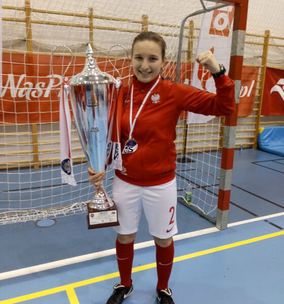 Natalia Niemiec z drużynowym trofeum, po zwycięskim meczu reprezentacji Policji podczas X Międzynarodowego Turnieju Służb Mundurowych w piłce nożnej im. podkom. Andrzeja Struja w Warszawie