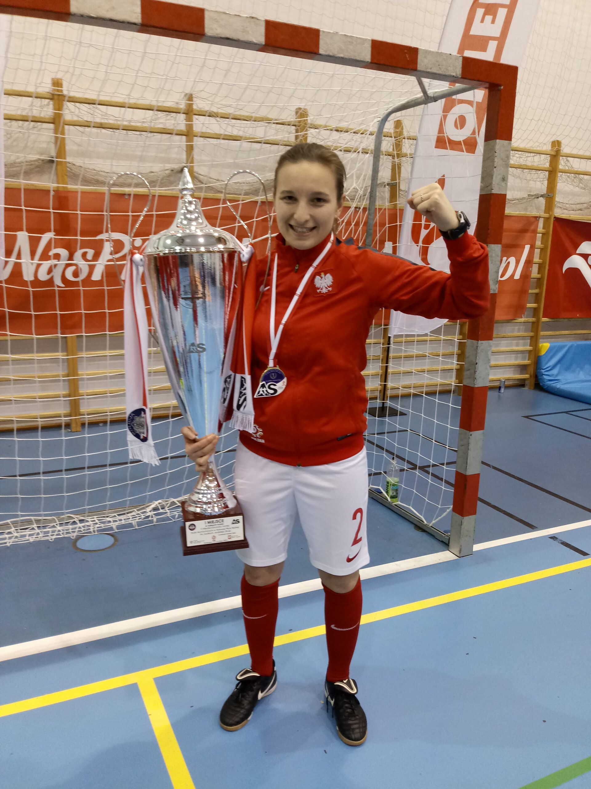 Natalia Niemiec z drużynowym trofeum, po zwycięskim meczu reprezentacji Policji podczas X Międzynarodowego Turnieju Służb Mundurowych w piłce nożnej im. podkom. Andrzeja Struja w Warszawie