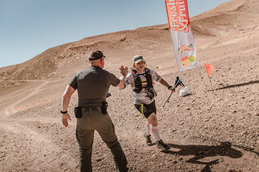 Franciszkanin o. Jacek Wójtowicz na Runmageddon Global Sahara 2019