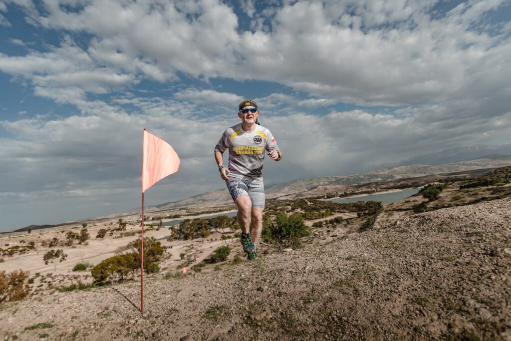 Franciszkanin o. Jacek Wójtowicz na Runmageddon Global Sahara 2019