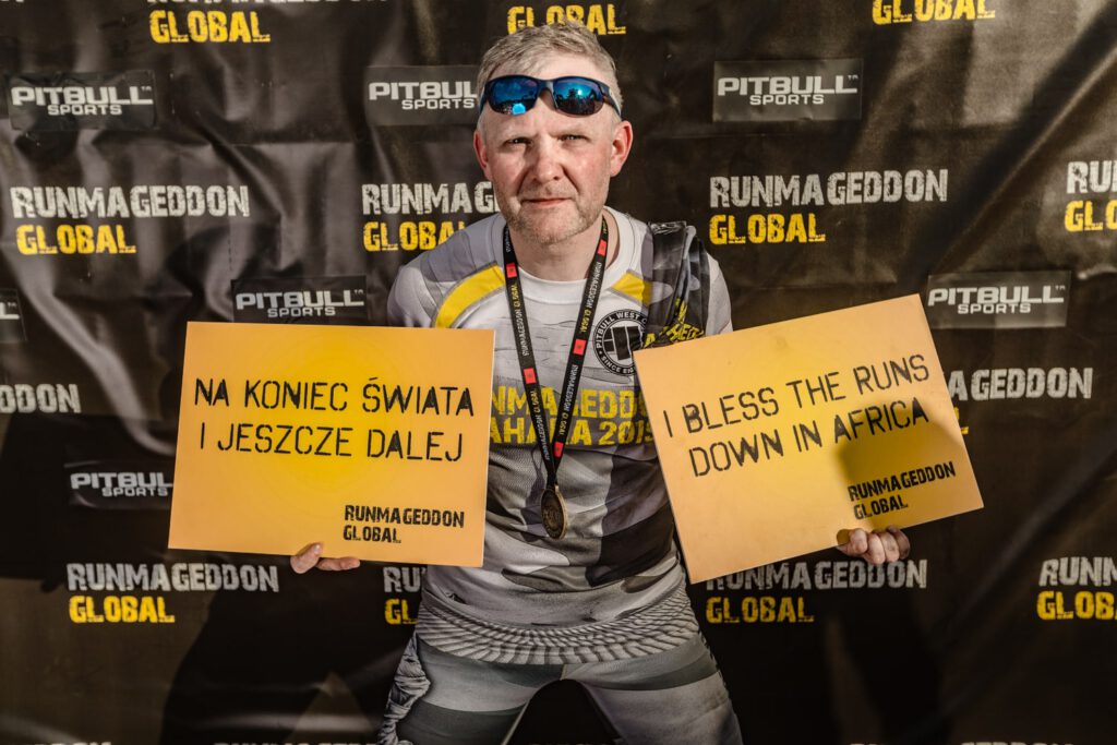 Franciszkanin o. Jacek Wójtowicz na Runmageddon Global Sahara 2019