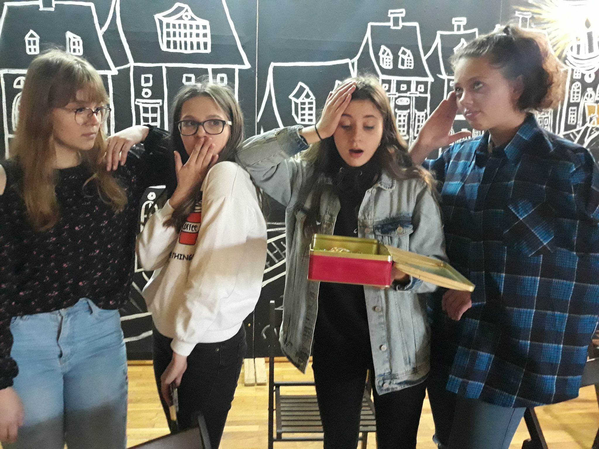 Młode aktorki z grupy teatralnej Jodła Banda z Jedlicza podczas próby do spektaklu "Czekoladki" w Gminnym Ośrodku Kultury w Jedliczu