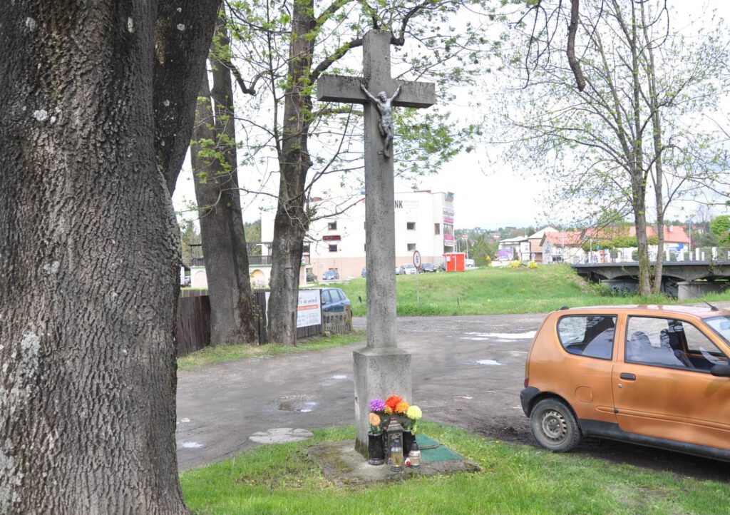 Krzyż w miejscu dawnego kościoła i szpitala obok Ronda Solidarności na Podwalu