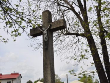 Krzyż w miejscu dawnego kościoła i szpitala obok Ronda Solidarności na Podwalu
