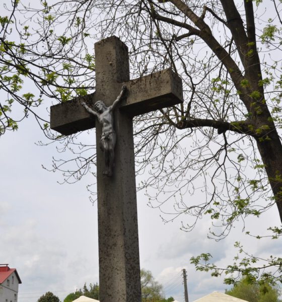 Krzyż w miejscu dawnego kościoła i szpitala obok Ronda Solidarności na Podwalu