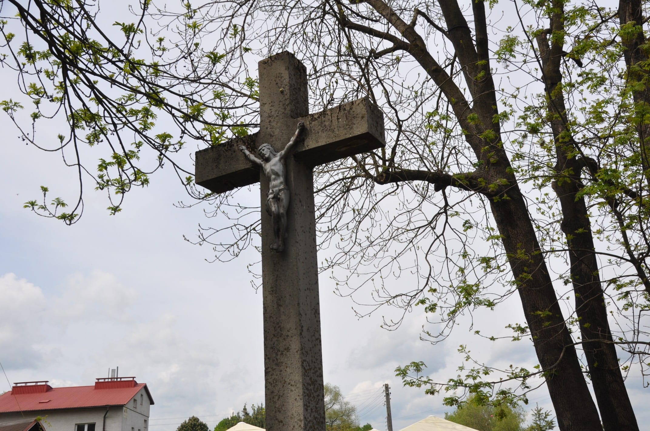 Krzyż w miejscu dawnego kościoła i szpitala obok Ronda Solidarności na Podwalu
