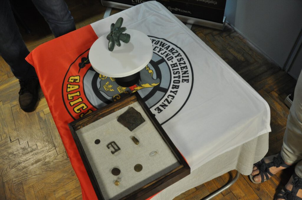 Stowarzyszenie Eksploracyjno Historyczne Galicja odnalazło pod Duklą buławę sprzed 3000, konferejca na temat znaleziska odbyła się w Prywantym Muzeum Podkarpackich Pól Bitewnych w Krośnie