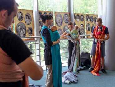 Podczas Krośnieńskiego Festiwalu Bliskości odbywają się warsztaty noszenia dzieci w chustach