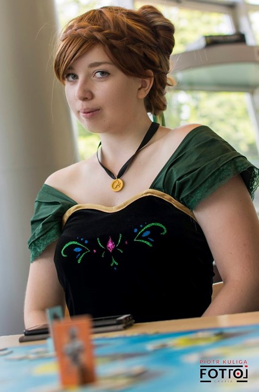 Kiandi Cosplay w stroju Anny z "Krainy Lodu" na II Krośnieńskim Festiwalu Bliskości