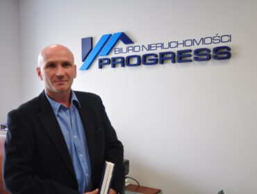 Robert Hanusek, Biuro Nieruchomości PROGRESS Krosno, ul. Tysiąclecia 3 (budynek Podkarpackiego Banku Spółdzielczego) telefon: 575 641 057, 13 43 650 79