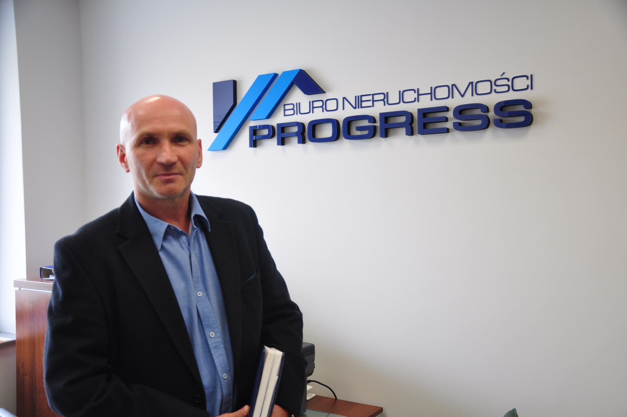 Robert Hanusek, Biuro Nieruchomości PROGRESS Krosno, ul. Tysiąclecia 3 (budynek Podkarpackiego Banku Spółdzielczego) telefon: 575 641 057, 13 43 650 79
