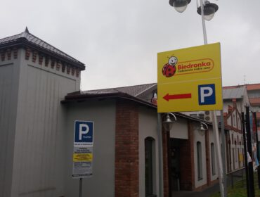 Tablica informuje o konieczności posiadania bezpłatnego biletu parkingowego za pierwsze 90 min