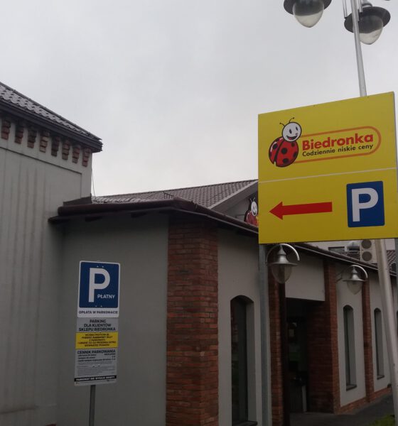 Tablica informuje o konieczności posiadania bezpłatnego biletu parkingowego za pierwsze 90 min