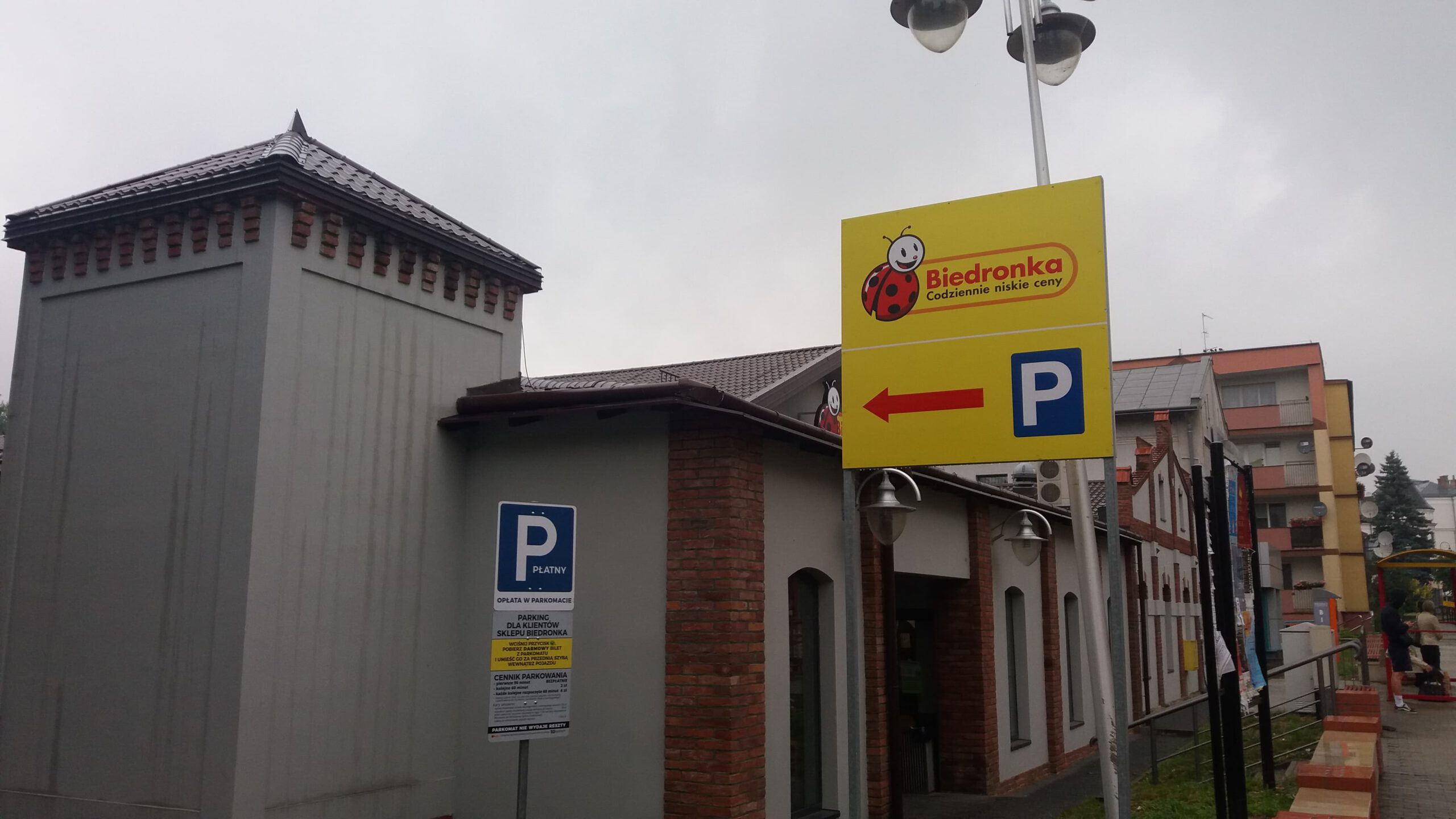 Tablica informuje o konieczności posiadania bezpłatnego biletu parkingowego za pierwsze 90 min