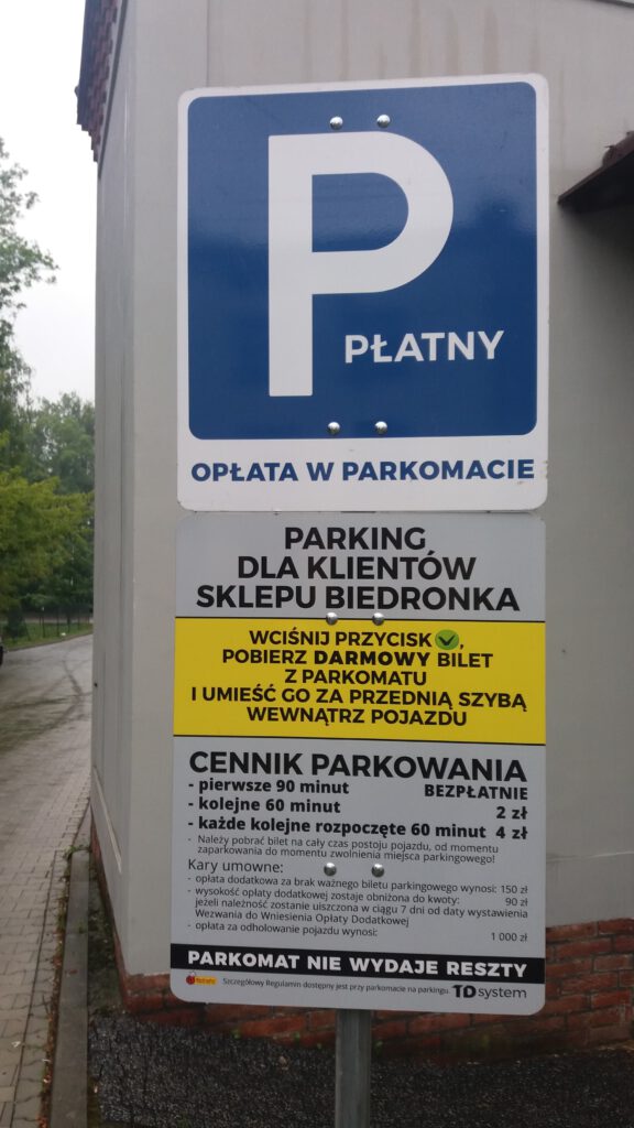 Tablica informuje o konieczności posiadania bezpłatnego biletu parkingowego za pierwsze 90 min
