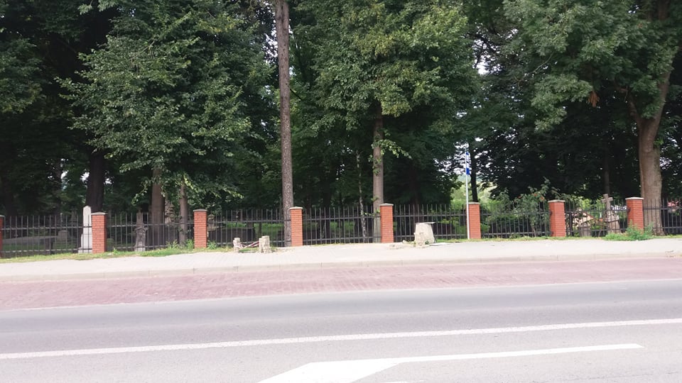 Opóźniają się prace przy wymianie przystanków w ramach projektu "Rozwój transportu niskoemisyjnego na obszarze Miejskiego Obszaru Funkcjonalnego Krosno"