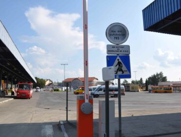 Od czerwca 2018 roku teren dworca autobusowego w Krośnie dzierżawiony jest przez zewnętrzną firmę. Nie ma podstawowej infrastruktury dworcowej jak poczekalnia, toaleta czy kasy biletowe.