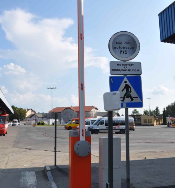 Od czerwca 2018 roku teren dworca autobusowego w Krośnie dzierżawiony jest przez zewnętrzną firmę. Nie ma podstawowej infrastruktury dworcowej jak poczekalnia, toaleta czy kasy biletowe.