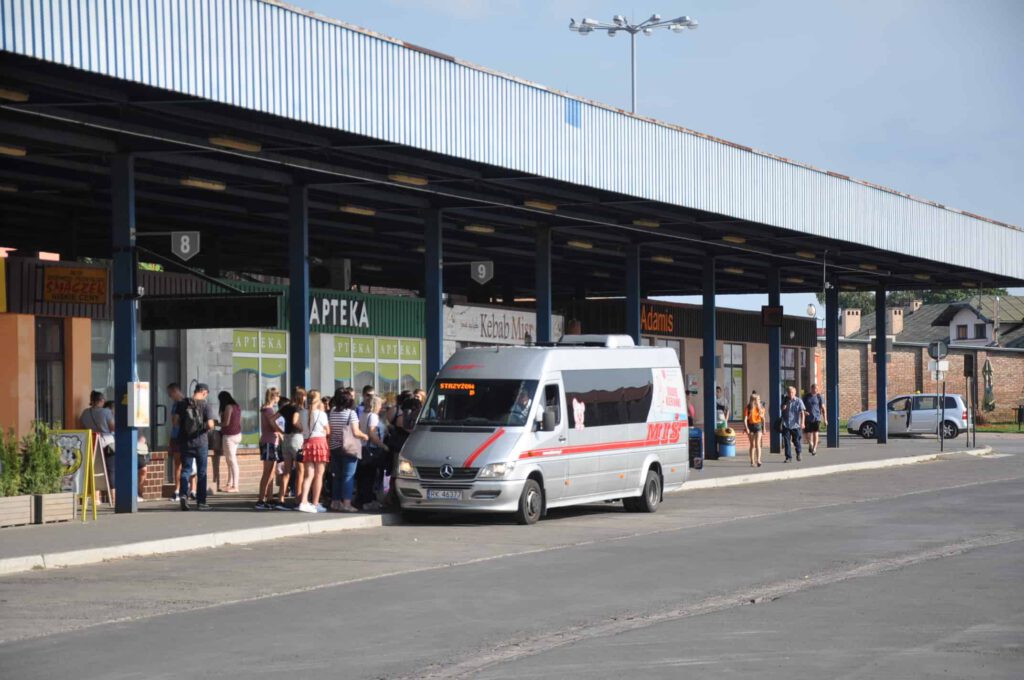 Od czerwca 2018 roku teren dworca autobusowego w Krośnie dzierżawiony jest przez zewnętrzną firmę. Nie ma podstawowej infrastruktury dworcowej jak poczekalnia, toaleta czy kasy biletowe.