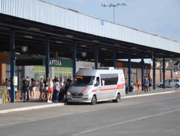 Od czerwca 2018 roku teren dworca autobusowego w Krośnie dzierżawiony jest przez zewnętrzną firmę. Nie ma podstawowej infrastruktury dworcowej jak poczekalnia, toaleta czy kasy biletowe.