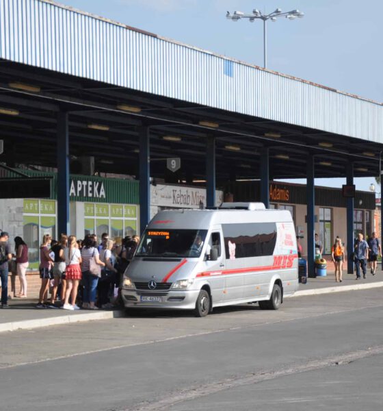 Od czerwca 2018 roku teren dworca autobusowego w Krośnie dzierżawiony jest przez zewnętrzną firmę. Nie ma podstawowej infrastruktury dworcowej jak poczekalnia, toaleta czy kasy biletowe.