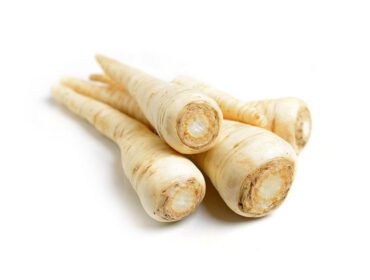 Sprzedawcy warzyw często zamiast pietruszki sprzedają sporo tańszy pasternak