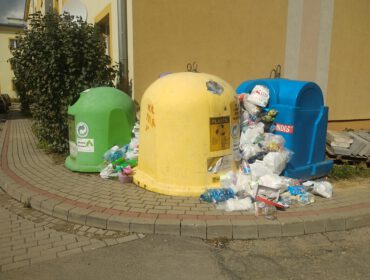 Wzrosną opłaty za odbiór śmieci w Krośnie, a w przepełnionych kontenerach nie mieszczą się odpady segregowane