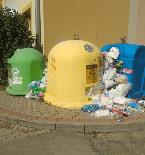 Wzrosną opłaty za odbiór śmieci w Krośnie, a w przepełnionych kontenerach nie mieszczą się odpady segregowane