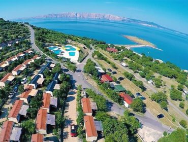 SMALL CAMP to stworzona przez MH GROUP marka campingów premium, która już w tym sezonie udostępniła bazę campingową w Klenovicy w Chorwacji.