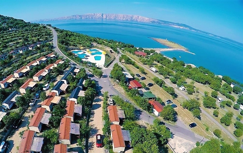 SMALL CAMP to stworzona przez MH GROUP marka campingów premium, która już w tym sezonie udostępniła bazę campingową w Klenovicy w Chorwacji.