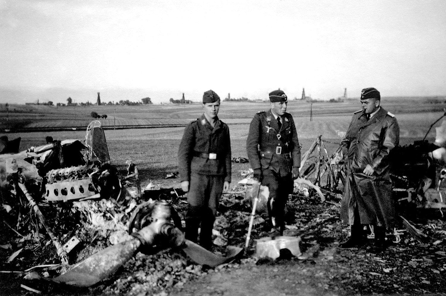 109. Szczątki Dorniera rozbitego po nalocie na lotnisko w Moderówce, oglądanie przez żołnierzy Luftwaffe po zajęciu w 1939 r. Podkarpacia przez Niemców