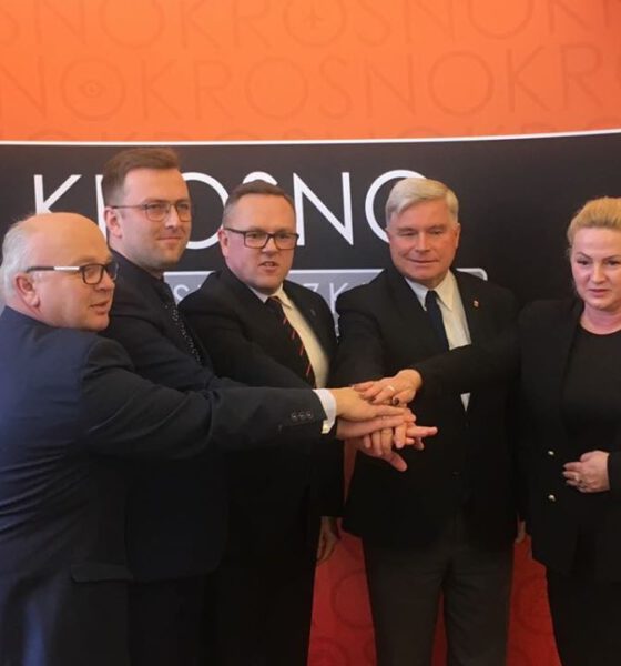 Jan Omachel, Mateusz Liput, Tomasz Soliński, Piotr Przytocki i Dorota Chilik w geście porozumienia w sprawie powiększenia Krosna