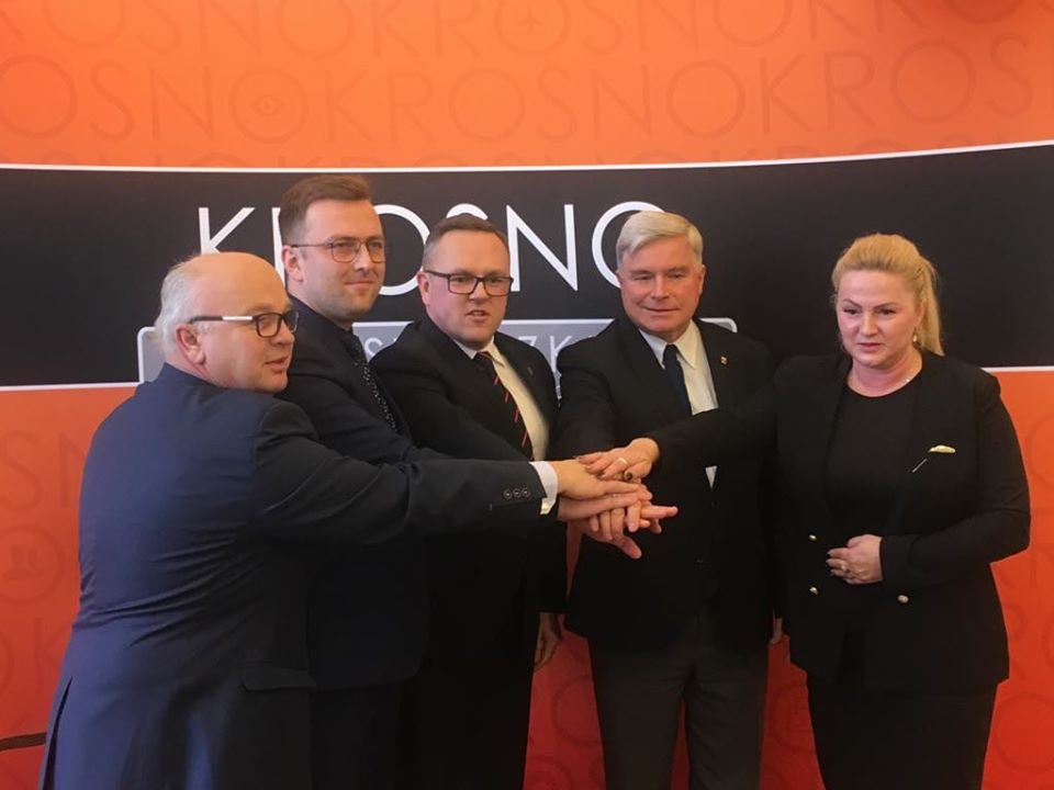 Jan Omachel, Mateusz Liput, Tomasz Soliński, Piotr Przytocki i Dorota Chilik w geście porozumienia w sprawie powiększenia Krosna