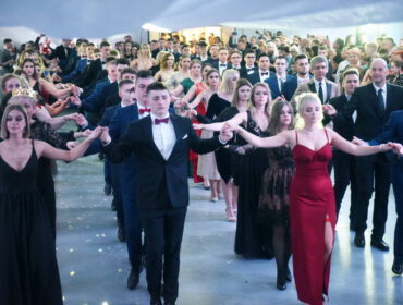 Zdarza się przymus tańczenia poloneza (pod groźbą obniżenia oceny z W-F lub zachowania).