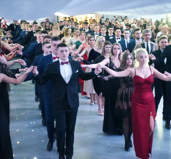 Zdarza się przymus tańczenia poloneza (pod groźbą obniżenia oceny z W-F lub zachowania).